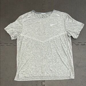 Nike running lightweight breathable w reflective markers